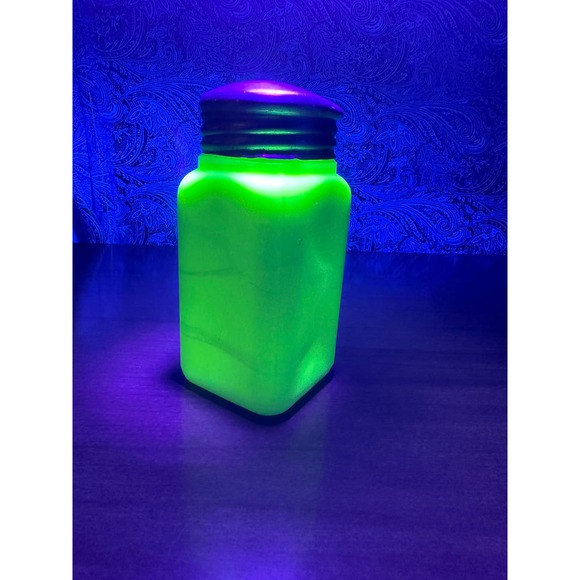 Vintage McKee custard/uranium glass shaker with metal lid - Picture 4 of 10